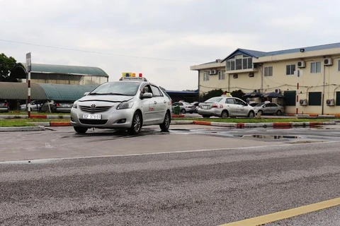 Học viên thi sát hạch lái xe trong sa hình tại một cơ sở đào tạo, sát hạch lái xe tại Hà Nội. (Ảnh: Việt Hùng/Vietnam+)
