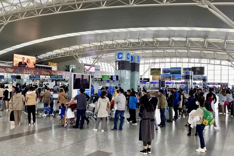Hành khách làm thủ tục chuyến bay tại nhà ga T2 Cảng hàng không quốc tế Nội Bài. (Ảnh: CTV/Vietnam+)