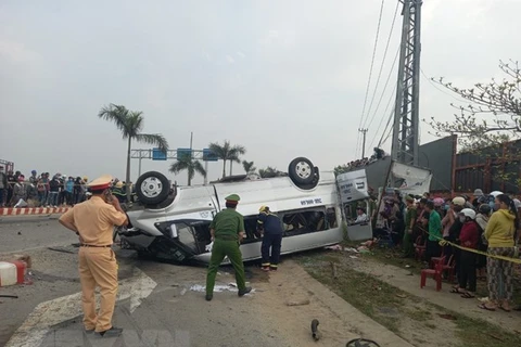 Hiện trường vụ tai nạn giao thông nghiêm trọng ở Quảng Nam vào ngày 14/2 giữa xe khách và xe đầu kéo làm 10 người tử vong. (Ảnh: Trịnh Bang Nhiệm/TTXVN)