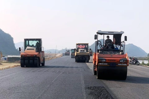 Nhà thầu tiến hành thảm bê tông nhựa đoạn tuyến cao tốc Mai Sơn-Quốc lộ 45. (Ảnh: Việt Hùng/Vietnam+)