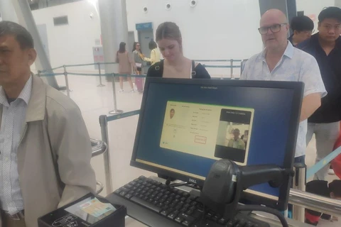 Cảng hàng không quốc tế Cát Bi đã bắt đầu vận hành thử nghiệm sử dụng camera nhận diện khuôn mặt để làm thủ tục hàng không từ đầu tháng Hai vừa qua. (Ảnh: PV/Vietnam+)