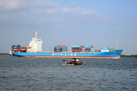 Bộ Giao thông Vận tải cũng nghiên cứu phát triển phương tiện thủy nội địa chuyên dùng, chở container phù hợp với đặc thù kết cấu hạ tầng đường thủy nội địa theo từng khu vực. (Ảnh: Việt Hùng/Vietnam+)