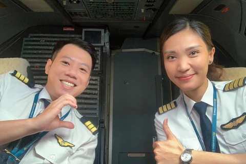 Chị Nguyễn Thị Ngọc Bích, nữ Cơ trưởng máy bay A321 của Đoàn bay 919 (Vietnam Airlines) bên cạnh một đồng nghiệp nam. (Ảnh: CTV/Vietnam+)