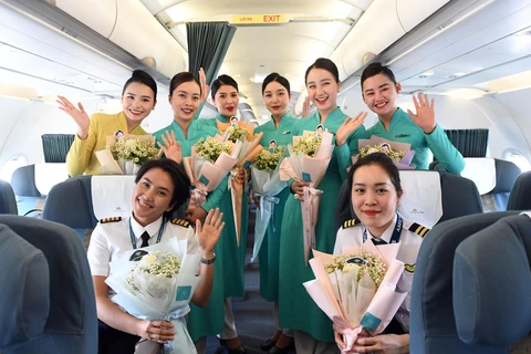 Chuyến bay đặc biệt ngày 8/3 với toàn bộ phi hành đoàn đều là nữ giới. (Ảnh: CTV/Vietnam+)