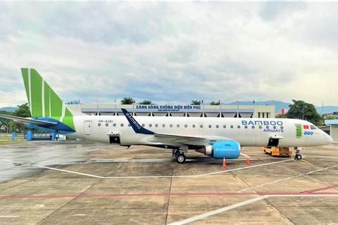Máy bay Máy bay phản lực Embraer của hãng hàng không Bamboo Airways tại sân bay Điện Biên. (Ảnh: CTV/Vietnam+)