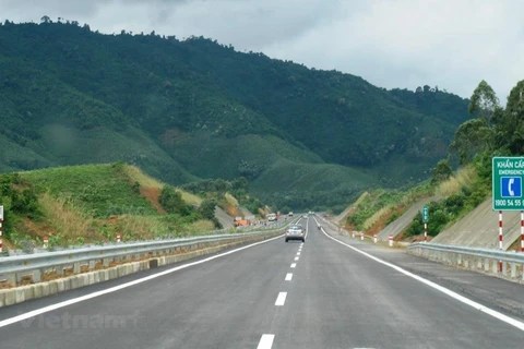 Phương tiện lưu thông trên đoạn tuyến được đưa vào khai thác, vận hành. (Ảnh: Việt Hùng/Vietnam+)