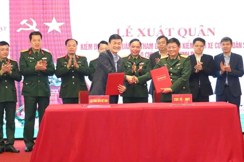 Cục Đăng kiểm Việt Nam tiếp nhận 40 kiểm định viên quân sự từ Cục Xe-Máy (Bộ Quốc phòng) tham gia hỗ trợ các trung tâm đăng kiểm xe cơ giới dân sự. (Ảnh: CTV/Vietnam+)