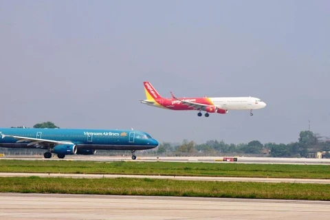 Giá vé máy bay tới các thành phố du lịch như Đà Nẵng, Phú Quốc, Nha Trang đang cao lên từng ngày do nhu cầu lớn và khả năng cung ứng có hạn. (Ảnh: CTV/Vietnam+) 