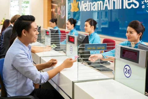 Hành khách mua vé máy bay tại đại lý chính thức của Vietnam Airlines. (Ảnh: CTV/Vietnam+)