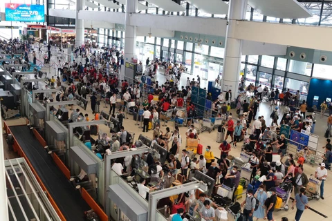 Nhu cầu đi lại của người dân bằng đường hàng không tăng cao trong dịp nghỉ lễ 30/4. (Ảnh: CTV/Vietnam+)
