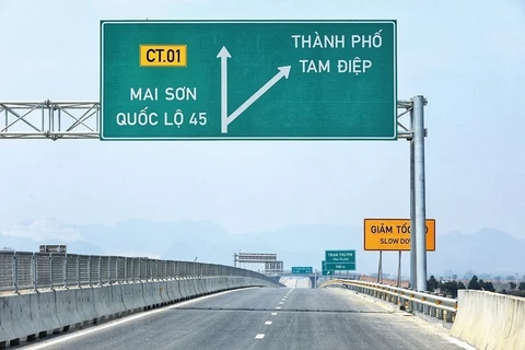 Dự án cao tốc Mai Sơn-Quốc lộ 45 đang hoàn thiện nốt những hạng mục cuối để khánh thành dịp 30/4 tới. (Ảnh: Tuấn Anh/TTXVN)