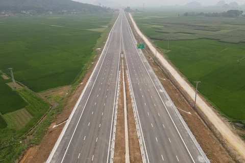 Dự án cao tốc Mai Sơn-Quốc lộ 45 đang hoàn thiện các hạng mục cuối để khánh thành vào ngày 29/4. (Ảnh: CTV/Vietnam+)