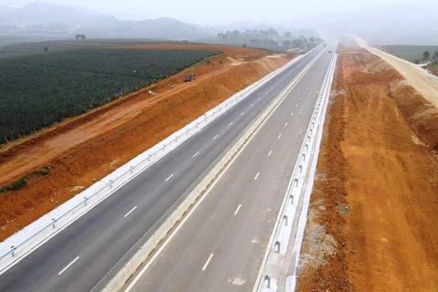 Dự án Cao tốc Bắc-Nam đoạn Mai Sơn-Quốc lộ 45 với nguồn vốn đầu tư hơn 12.000 tỷ đồng đang được gấp rút hoàn thành. (Ảnh: CTV/Vietnam+)