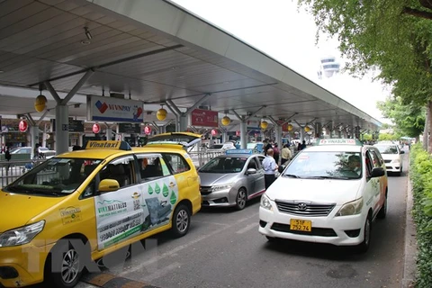 Xe taxi, xe công nghệ hoạt động tại sân bay Tân Sơn Nhất. (Ảnh: Tiến Lực/TTXVN)