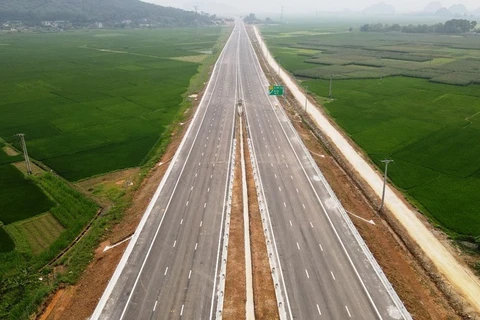 Xe ôtô được chạy cao tốc Phan Thiết-Dầu Giây tốc độ tối đa 120km/giờ. (Ảnh: CTV/Vietnam+)