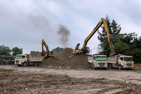 Nguồn vật liệu cát để thi công đắp nền đường cao tốc Bắc-Nam giai đoạn 2 vẫn đang thiếu. (Ảnh: Việt Hùng/Vietnam+)