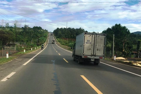 Phương tiện lưu thông trên đoạn đường Hồ Chí Minh qua địa bàn tỉnh Kon Tum. (Ảnh: Việt Hùng/Vietnam+)