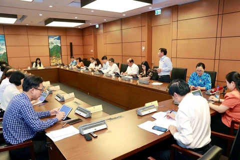 Đoàn đại biểu Quốc hội các tỉnh Vĩnh Phúc, Gia Lai, Vĩnh Long và Lào Cai thảo luận ở tổ. (Ảnh: Doãn Tấn/TTXVN)