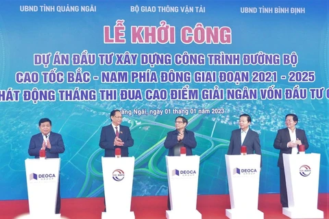 Thủ tướng Chính phủ Phạm Minh Chính và các đại biểu bộ, ngành, địa phương thực hiện nghi thức khởi công dự án đường bộ cao tốc Bắc-Nam phía Đông đoạn Quảng Ngãi-Hoài Nhơn. (Ảnh: PV/Vietnam+)