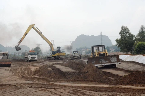 Nhà thầu thi công đắp nền đường bằng vật liệu cát tại một Dự án Cao tốc Bắc-Nam. (Ảnh: Việt Hùng/Vietnam+)