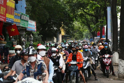 Tốc độ phát triển kết cấu hạ tầng giao thông đường bộ không theo kịp gia tăng xe cá nhân dẫn đến nguyên nhân ùn tắc giao thông tại Hà Nội. (Ảnh: PV/Vietnam+)