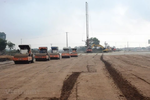 Nhà thầu thi công cát đắp nền đường Dự án Cao tốc Bắc-Nam. (Ảnh: Việt Hùng/Vietnam+)