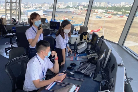 Nhân viên kiểm soát viên không lưu điều hành bay tại Cảng hàng không quốc tế Nội Bài. (Ảnh: PV/Vietnam+)