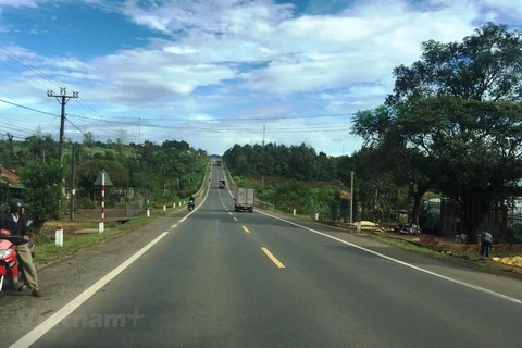 Phương tiện lưu thông trên một đoạn tuyến đường giao thông miền núi. (Ảnh: Việt Hùng/Vietnam+)