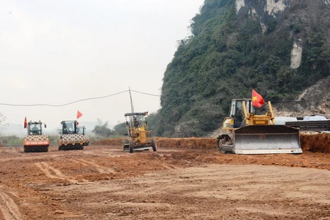 Nhà thầu thi công đắp nền đường Dự án Cao tốc Bắc-Nam giai đoạn 2021-2025. (Ảnh: Việt Hùng/Vietnam+)