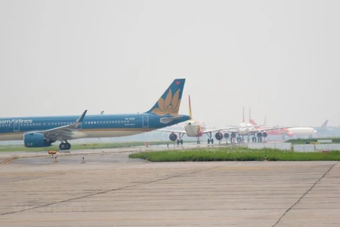 Máy bay di chuyển trên đường cất hạ cánh, đường lăn sân bay Nội Bài. (Ảnh: Việt Hùng/Vietnam+)