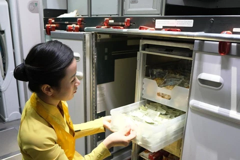 Những suất ăn hàng không của Vietnam Airlines được quyên góp sẽ tạo cơ hội tiếp cận nguồn thực phẩm còn đảm bảo chất lượng cho những cộng đồng còn khó khăn. (Ảnh: PV/Vietnam+)