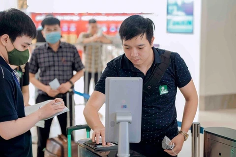Hành khách làm thủ tục đi máy bay bằng ứng dụng tài khoản định danh điện tử mức độ 2. (Ảnh: PV/Vietnam+)