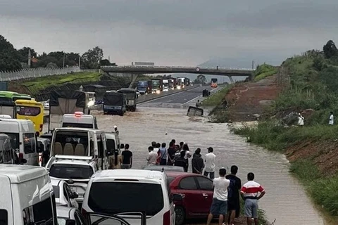 Cao tốc Phan Thiết-Dầu Giây đoạn đi qua địa phận tỉnh Bình Thuận bị ngập nước do mưa lớn. (Nguồn: Otofun)