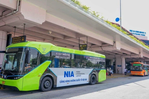 Xe buýt điện được Cảng hàng không quốc tế Nội Bài đưa vào khai thác nhằm phục vụ hành khách nối chuyến giữa 2 nhà ga hành khách. (Ảnh: PV/Vietnam+)