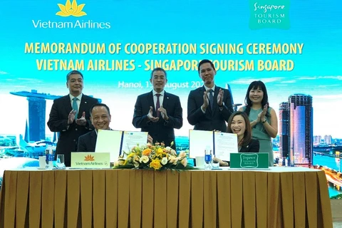Lãnh đạo Vietnam Airlines và Tổng cục Du lịch Singapore ký kết hợp tác nhằm kích cầu du lịch giữa hai nước Việt Nam và Singapore. (Ảnh: Việt Hùng/Vietnam+)