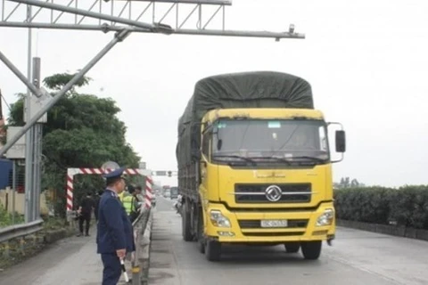 Hệ thống cân xe tự động được lắp đặt trên Quốc lộ 5 để kiểm soát và ngăn chặn xe quá tải. (Ảnh: PV/Vietnam+)