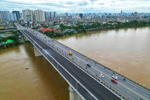 Dự án Cầu Vĩnh Tuy (giai đoạn 2) là công trình rất quan trọng, giúp giảm tải nhu cầu đi lại rất lớn của người dân, kết nối giữa các tỉnh, quận, huyện phía Đông của Hà Nội với trung tâm nội thành. (Ảnh: Tuấn Anh/TTXVN)