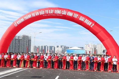 Thủ tướng Chính phủ Phạm Minh Chính và các lãnh đạo Ủy ban Nhân dân thành phố Hà Nội cắt băng khánh thành Cầu Vĩnh Tuy giai đoạn 2. (Ảnh: Việt Hùng/Vietnam+)