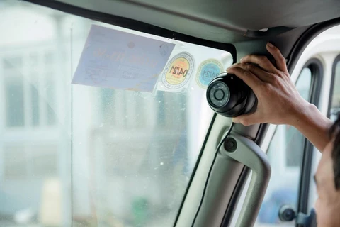 Camera lắp trong xe kinh doanh vận tải sẽ giám sát được trạng thái của lái xe. (Ảnh: PV/Vietnam+)