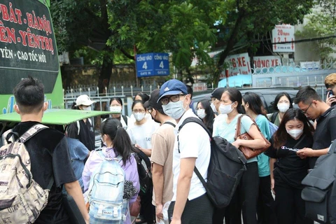 Hành khách ùn ùn trở về Thủ đô sau ngày nghỉ cuối cùng của dịp Quốc khánh 2/9. (Ảnh: Việt Hùng/Vietnam+)