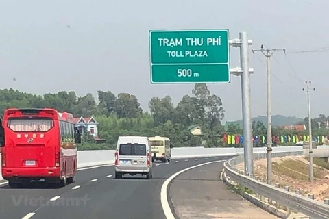 Xe khách chạy trên tuyến cao tốc Bắc Giang-Lạng Sơn. (Ảnh: Vietnam+)