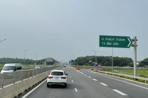 Cao tốc Mai Sơn-Quốc lộ 45 đã được đưa vào khai thác đã góp phần rút ngắn thời gian lưu thông và phát triển kinh tế-xã hội của địa phương nơi có tuyến đi qua. (Ảnh: Việt Hùng/Vietnam+)