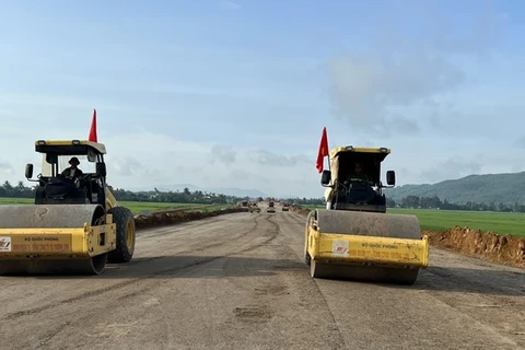 Nhà thầu thi công nền đường một đoạn tuyến cao tốc. (Ảnh: Việt Hùng/Vietnam+)