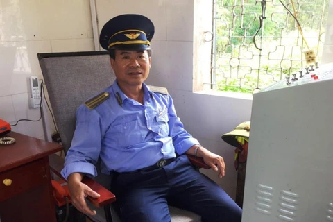 Anh Chu Văn Đại, nhân viên Cung cầu Cẩm Lý, Công ty Cổ phần Đường sắt Hà Lạng đã kịp nhảy xuống và bơi ra giữa dòng sông cứu nạn nhân bị ngã xuống Sông Lục Nam và đưa vào bờ an toàn. (Ảnh: CTV/Vietnam+)