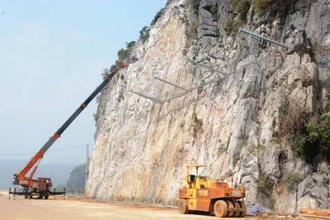 Chủ đầu tư thực hiện các biện pháp gia cố mái taluy núi đá nhằm tránh đá rơi tại đường gom Cao tốc Mai Sơn-Quốc lộ 45. (Ảnh: Việt Hùng/Vietnam+)