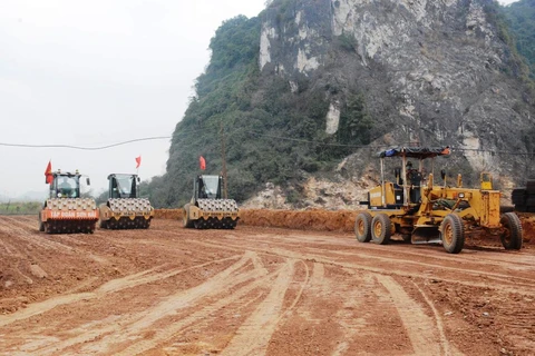 Nhà thầu thi công đắp nền đường một Dự án Cao tốc Bắc-Nam. (Ảnh: Việt Hùng/Vietnam+)