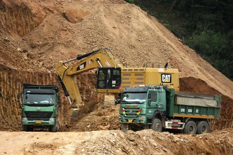 Nguồn đất từ một mỏ vật liệu để thi công đắp nền đường Cao tốc Bắc-Nam. (Ảnh: Việt Hùng/Vietnam+)