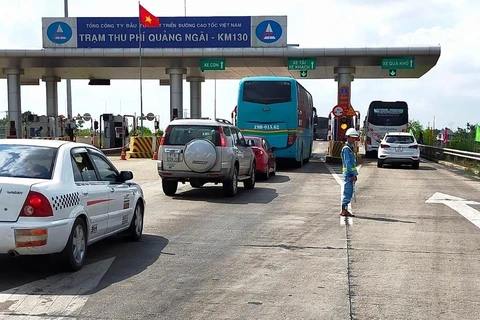 Phương tiện lưu thông qua trạm thu phí của tuyến Cao tốc Đà Nẵng-Quảng Ngãi. (Ảnh: CTV/Vietnam+)