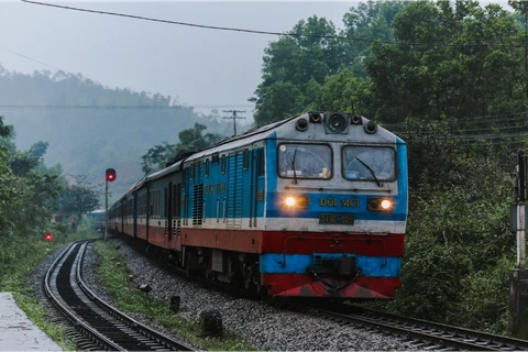 Đoàn tàu của Tổng công ty Đường sắt Việt Nam chạy trên tuyến đường sắt Bắc-Nam. (Ảnh: Minh Sơn/Vietnam+)