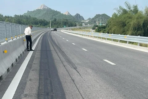 Mặt đường Cao tốc Nghi Sơn-Diễn Châu bị đổ hóa chất phá hoại. (Ảnh: Tập đoàn Sơn Hải cung cấp)